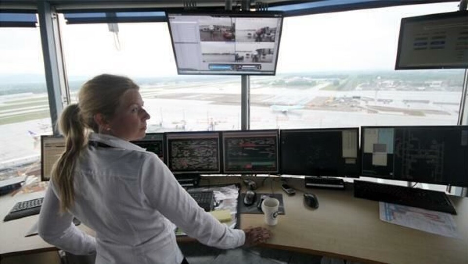 Camilla Anvik følger med en Boeing 747 fra Korean Air på Oslo Lufthavn Gardermoen.