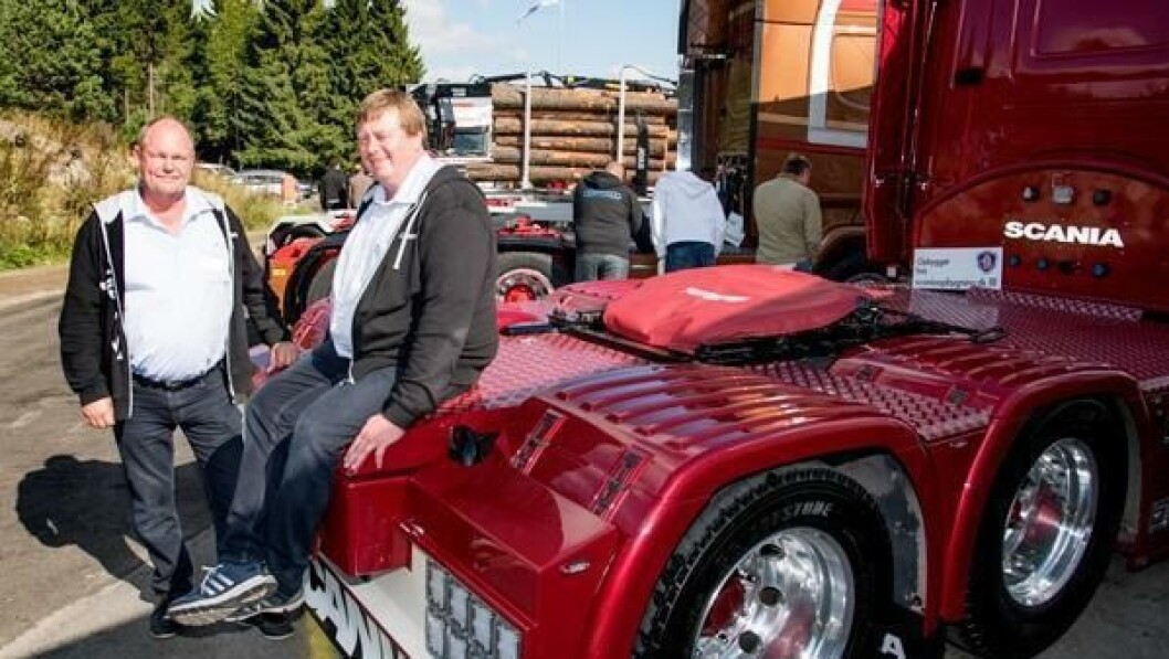 Otto Hirschel (til høyre) og Gert Nommensen fra Scania Opbygning i Danmark hadde med seg to norske kundebiler til Transportmessa. Otto Hirschel (til høyre) og Gert Nommensen fra Scania Opbygning i Danmark hadde med seg to norske kundebiler til Transportmessa.