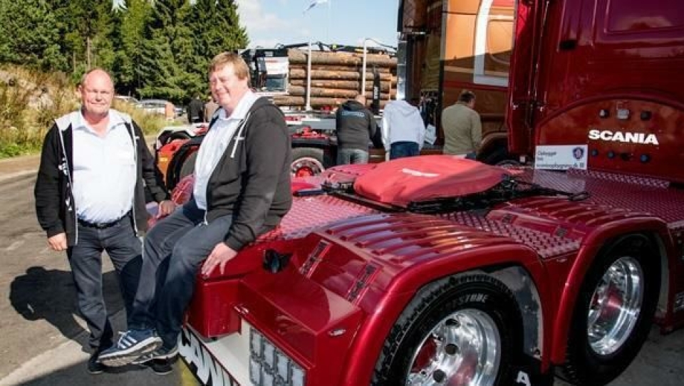 Otto Hirschel (til høyre) og Gert Nommensen fra Scania Opbygning i Danmark hadde med seg to norske kundebiler til Transportmessa.