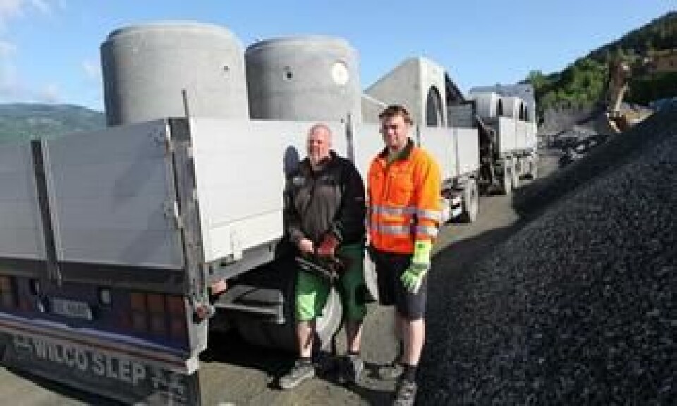 Transportleder Kay Lien i Loe Rørprodukter AS (t.h.) sørger for at 150 tonn betongvarer blir hentet i dag. Nikkerud Transport og Kranservice står for transporten. Sjåfør er Bjørn Thore Kristiansen.