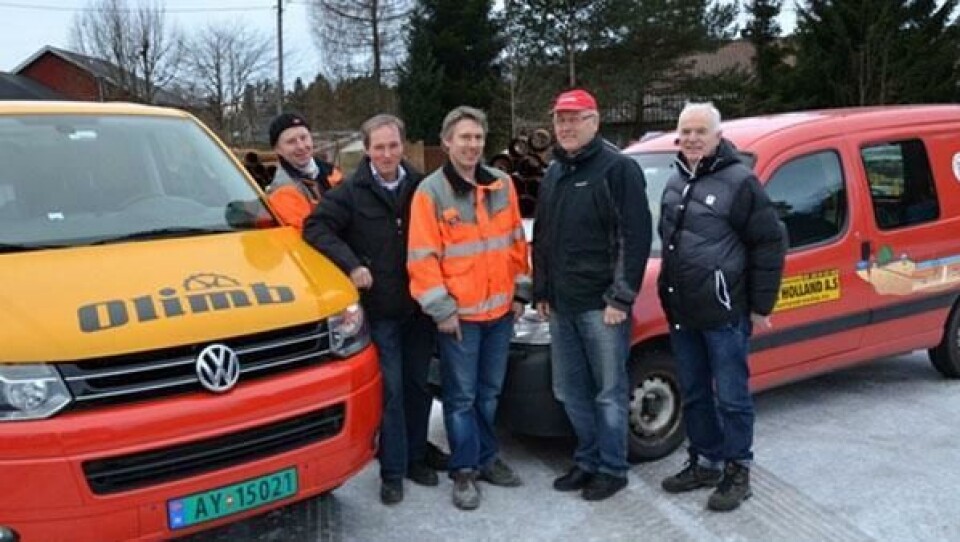 Konkurrenter og nye partnere. Fra venstre Øystein og Tor-Erik Olimb, anleggsleder Anders Hoven Dahlman( Olimb Anlegg), Fred P. Holland og daglig leder i Holland Boring, Leif Johnny Kværne. Dahlman skal ta over som daglig leder for Holland Boring om et år. Holland-navnet skal leve videre som en viktig aktør i bransjen, forsikrer Tor-Erik Olimb. Vestfold-firmaet har sju ansatte og samtlige medarbeidere har fått tilbud om å fortsette i selskapet.