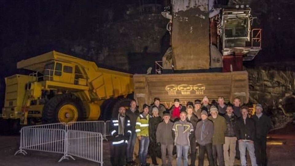 Deltakerne ved feiringen av at Titanias O&K nå er formelt overrakt fikk nesten plass i skuffa på forgraveren. Maskinen har fått plass ved siden av kollega Unit Rig Lectra Haul fra A/S Sydvaranger.