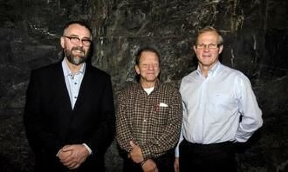 Geir Atle Stormbringer (NVM) og Jan Rohde (NFSM) sammen med personalsjef Finn Nesvold fra maskingiver Titania.