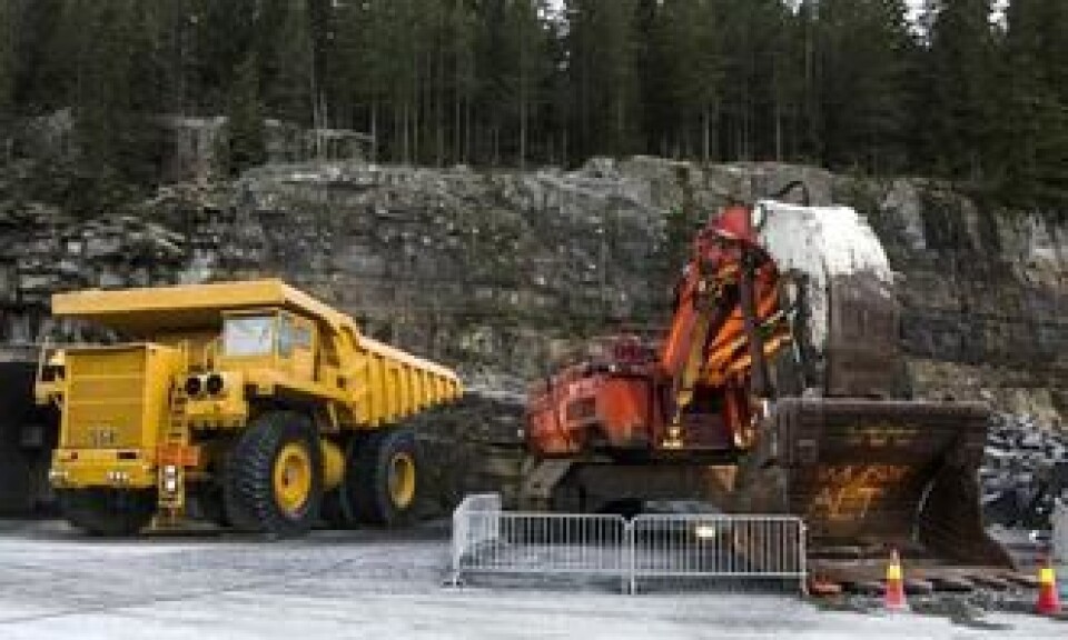 Takk for alt! Titanias O&K med hilsen i skuffen er på plass ved siden av kollega Unit Rig Lectra Haul fra Syd-Varanger.