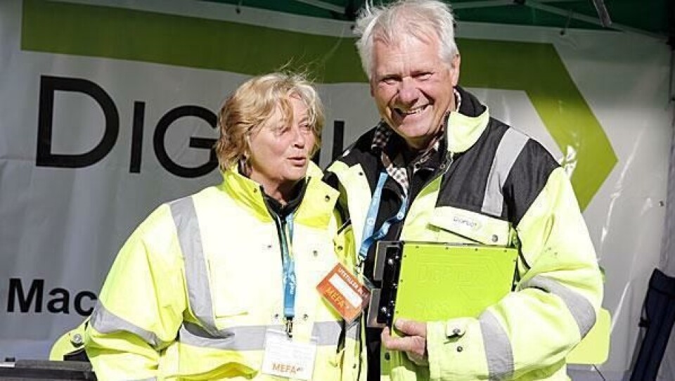 Jan Floberg og Bente Strøm Gundersen koste seg i solgløttet på MEFA-utstillingen.