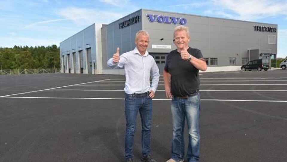 Daglig leder Knut-Erik Lyngroth (t.v.). og lastebilselger Reidar Sines er stolte over det nye Trucknor-anlegget i Arendal.