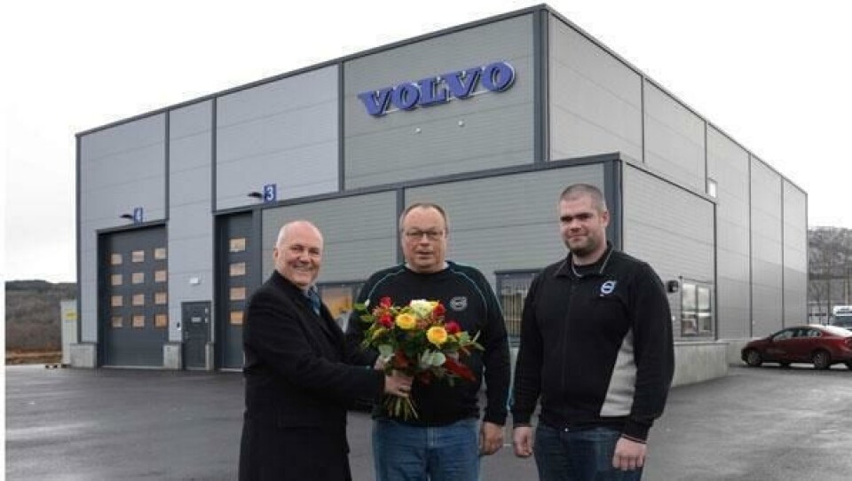 Stolte personer foran det nye anlegget til Nordic Last og Buss AS i Fauske. F.v. Roy Hagen fra Volvo Norge, deretter avdelingsleder Paul Mellem og teknisk leder Ronny Fossum.
