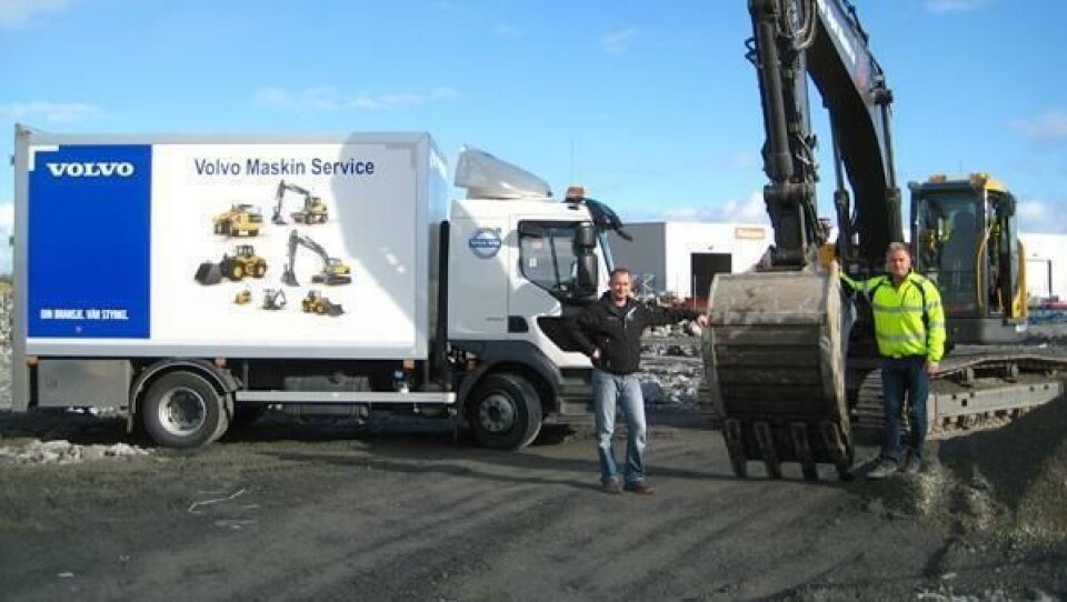 Fra første spadestikk på tomten til Volvo Maskin Service på Aksdal Næringspark nord i Rogaland. Til venstre mangeårig servicemekaniker i distriktet, Per Ove Espevoll, og til høyre distriktsrepresentant Kjetil Stople i Volvo Maskin AS.