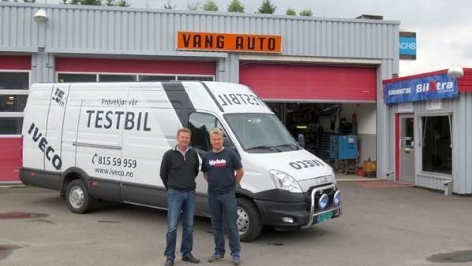 Bernt Strand fra fra Iveco Norge AS (til venstre) og Per Asbjørn Berget fra Vang Auto AS.