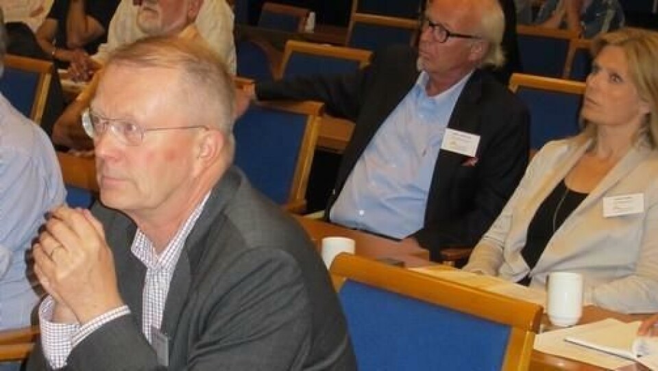 Lagleder er en tittel forsker Peer-Richard Neeb i NGU er glad i å benytte når han presenterer resultater fra institusjonens geologisk kartlegging. For noen dager siden gikk laglederen i pensjon. En ting er sikkert, bergindustrien vil savne sin nære medspiller gjennom mange år. På bildet gjør han seg klar til innlegg på byggeråstoffseminaret i Oslo 7. juni.
