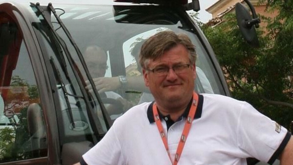 Salgs- og markedsdirektør Per Arvid Hennum i Normann Olsen Maskin.er stolt av den nye maskinen.