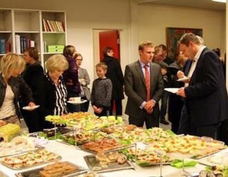 STOR STÅHEI: Mange møtte frem til kontraktsigneringen på Færøyene. Etterpå ble det holdt taler, fremført sanger og servert mat og drikke.