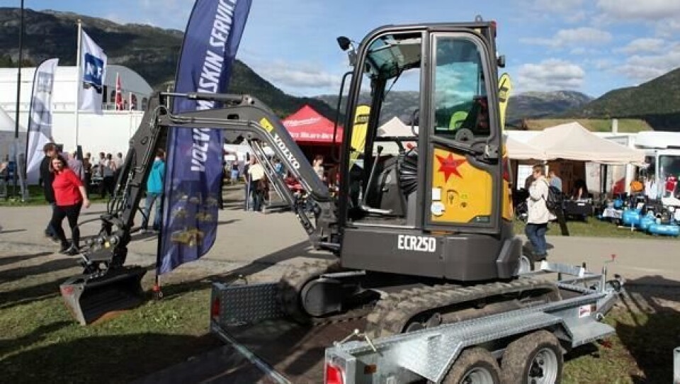 Volvo Maskin selger også tilhengere som kan frakte nye ECR25D. Her står den på en Mr.Mobile MEH 3500B som har en nyttelast på 2700 kg. Dette er perfekt for frakt av ECR25D.