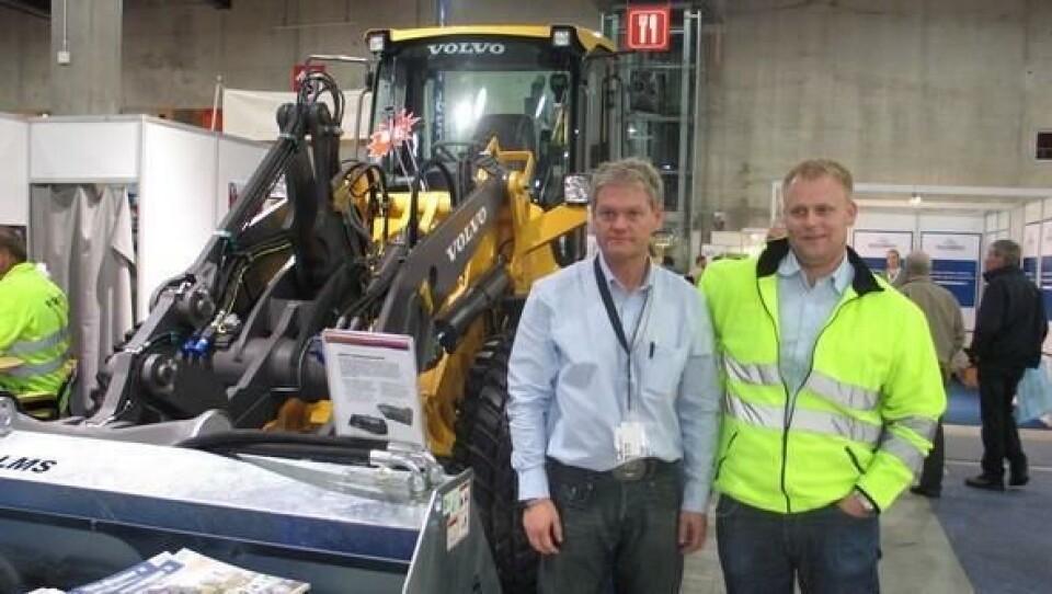 Volvos distriktssjefer Morten Kristiansen (til venstre) og Dag Bjørnar Dønnum Jensen var stolte over den nye Volvo-hjullasteren L50F.