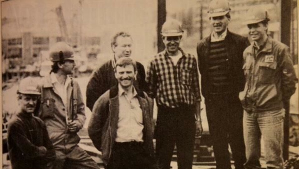 En del ansatte i AF Gruppen fotografert på selskapets første storjobb i egen regi, NSBs vognhall i Lodalen i Oslo. Fra høyre: Oddvar Hompland, Per Aftreth, Kjetil Skogheim, Per Chr. Asakskogen, Leif Jørgen Moger (foran), Jarle Dvergsdal og Olav Lassemo.