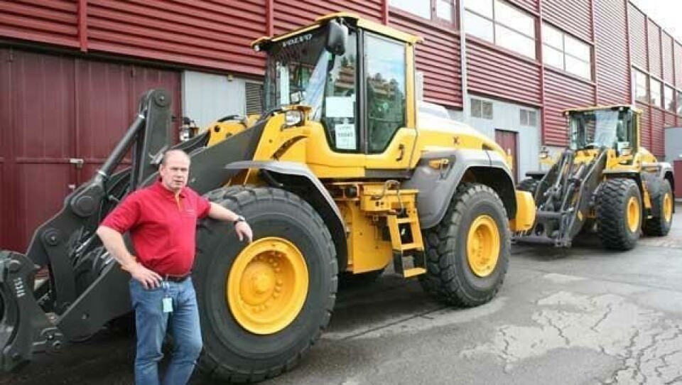 Produktsjef Jarle Bjørløw mønstrer nykommerne Volvo L110H og L120H.