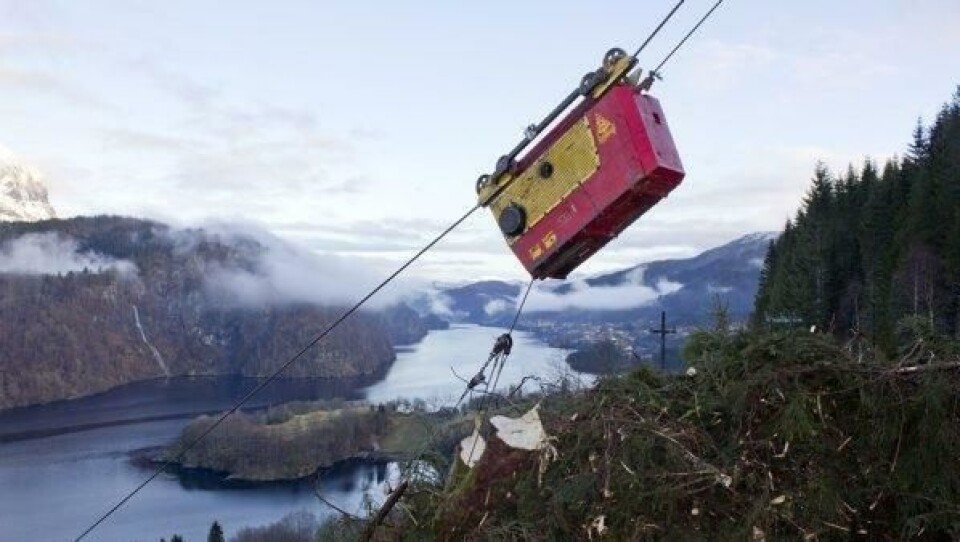 Taubane må til for å hente ut tømmeret i de bratte liene ved Dalsfjorden i Sogn og Fjordane.