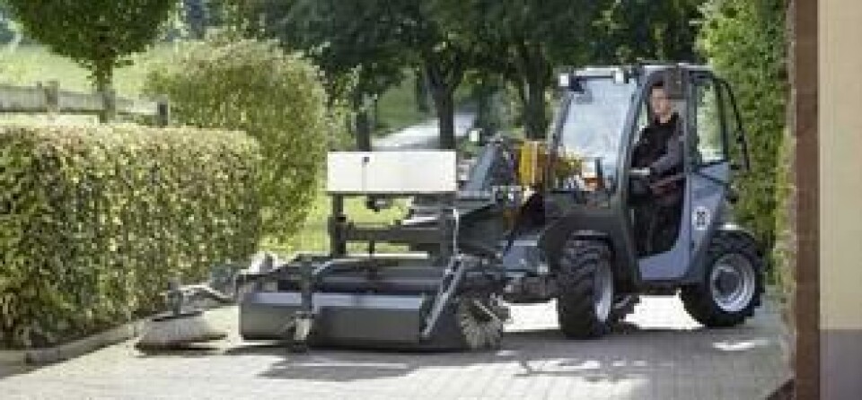 Wacker Neuson betegner sin minste modell som en mini-teleskoplaster, og den letteste i klassen. Den løfter 800 kg til vel 4 meter, men kan også utstyres med annen redskap som her.