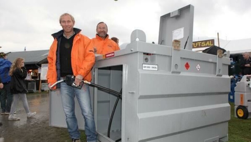 Hans Christian Trollås og Peter Aanes (bak) ved 1000-litersutgaven av TransMaster med oppbevaringsrom. I denne tanken kan man frakte 1000 liter diesel uten å ha ADR-kompetansebevis for frakt av farlig stykkgods langs vei.