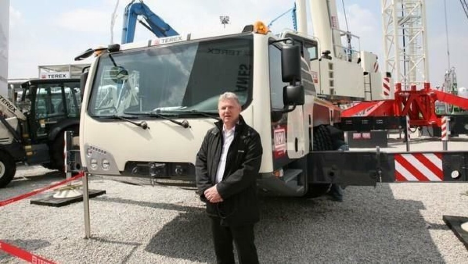 Ove Grina ved den store nyheten Terex AC 100/4L (lang bom), den første Terex-kranen som kunne smykke seg med de nyutviklede hyttene.