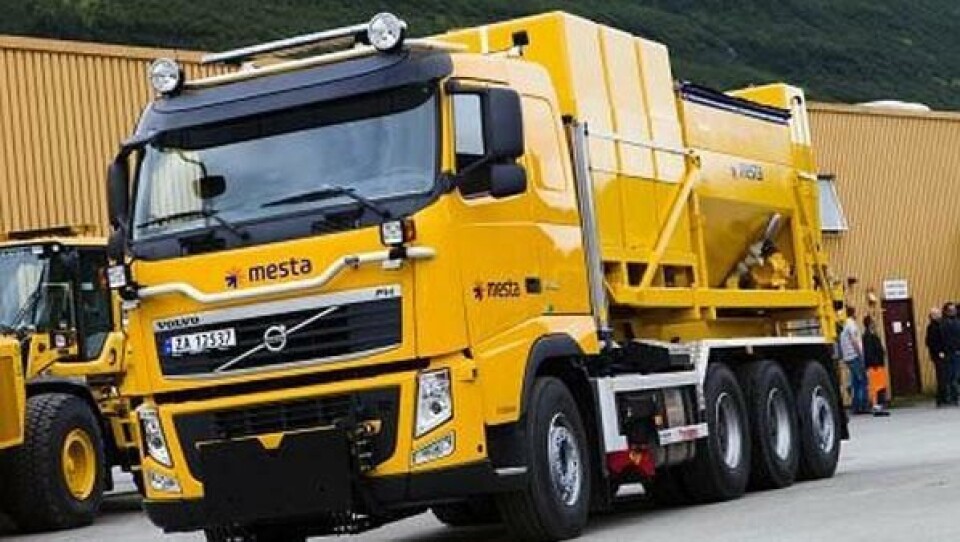 En av de nye Volvo FH540-maskinene, påmontert en Falköping spreder.
