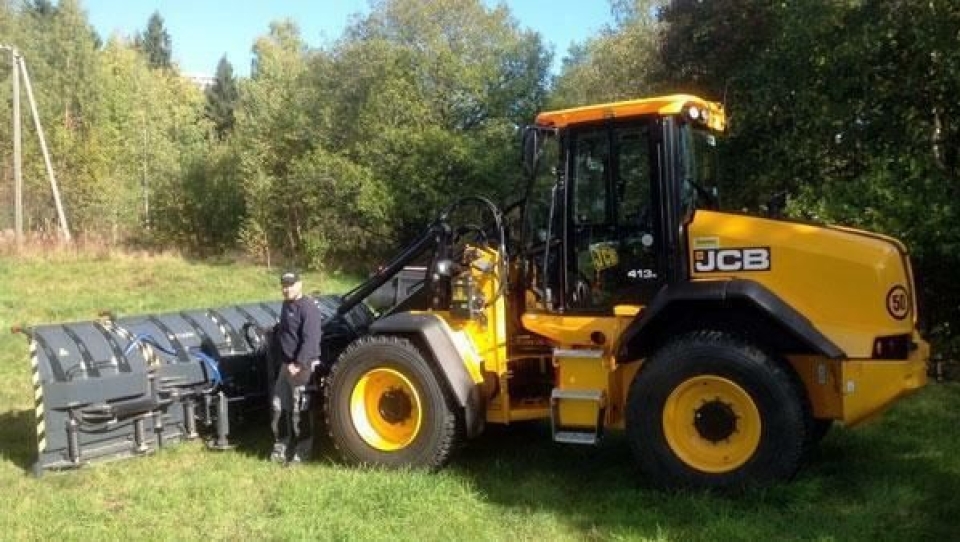 De nye JCB-ene er ifølge importørene populære blant snøbrøytere, selv om snøen mange steder lar vente på seg.