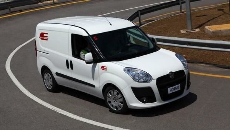 Doblo i Elektrisk versjon. Bilen er utstyrt med 2 ladeplugger for hurtig eller langsom opplading.