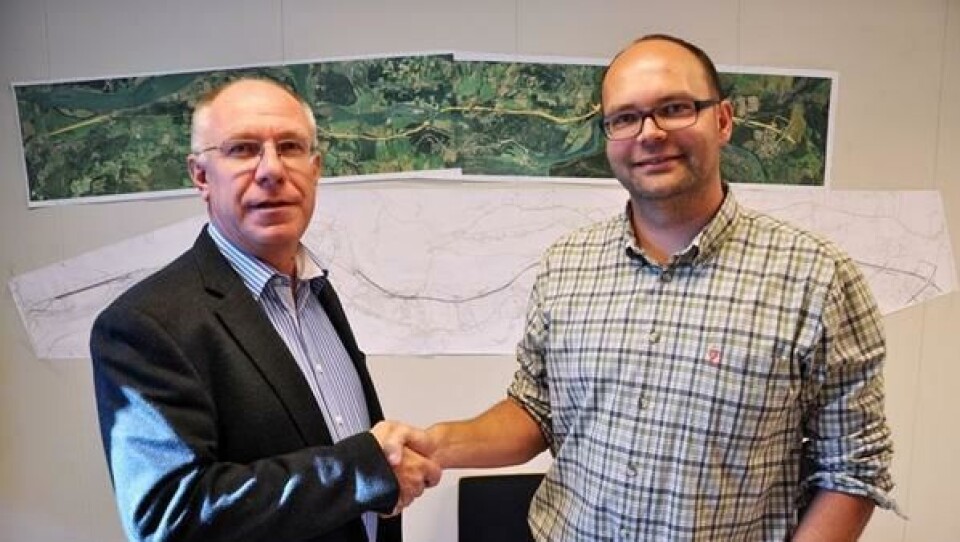 Kontraktssignering: Morgan Falck, adm dir Peab Asfalt og Ivar Galaaen, avdelingsdirektør i AF Gruppen Norge AS.