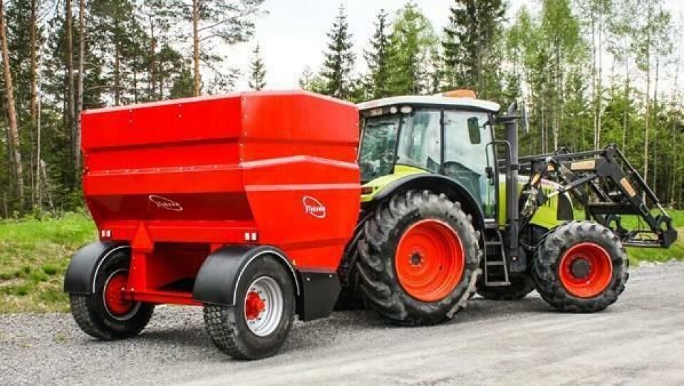 Beholderen på SV 8000 rommer 8000 liter, og gjør at man kan kjøre inntil 24 km per fylling. Strøvognen har en vekt på 1700 kg.