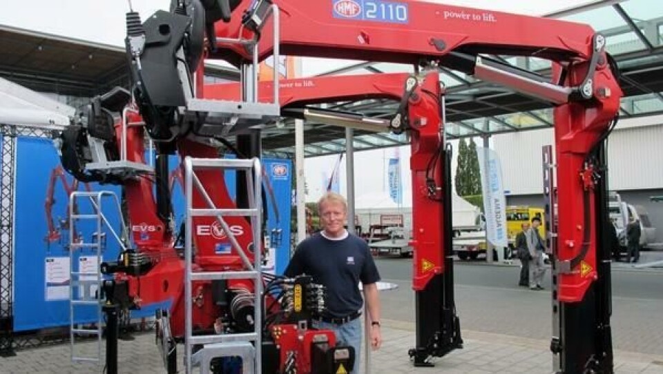 Eksportsjef Michael Lystager i HMF hadde verdenslanseringer å by på i Hannover. Langarmsmodellen løfter 980 kg på 13,9 meters rekkevidde og har maks. løftemoment på 20,4 tonnmeter.