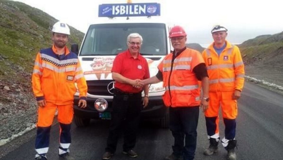 Isbilsjåfør Svein Nylund (nummer to fra venstre) ble den første til å kjøre den nye strekningen etter åpningen. Her sammen med (f.v.) anleggsleder Kaj-Erik Langaas Arild fra Mesta, byggeleder Haile Hansen fra Statens vegvesen og formann Lars-Gunnar Opgård fra Mesta.