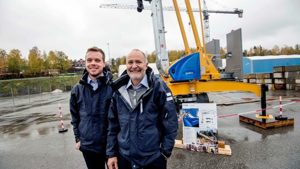 NYHETER: Nyansatt selger Stian Martinsen (til venstre) og regionsjef Vest, Kjell Lillebø, foran den nye Potain Igo M14. Den kan trekkes bak lastebil i 80 kilometer i timen og reises på 20 minutter.