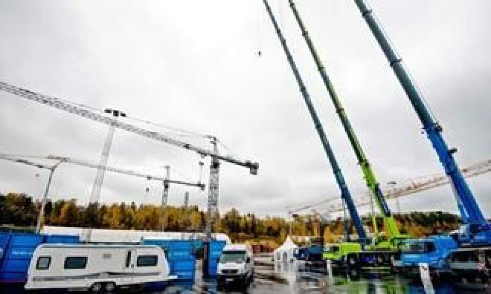 MANGE VARIANTER: Ute på plassen var det stilt ut byggekraner og mobilkraner i de fleste størrelser.