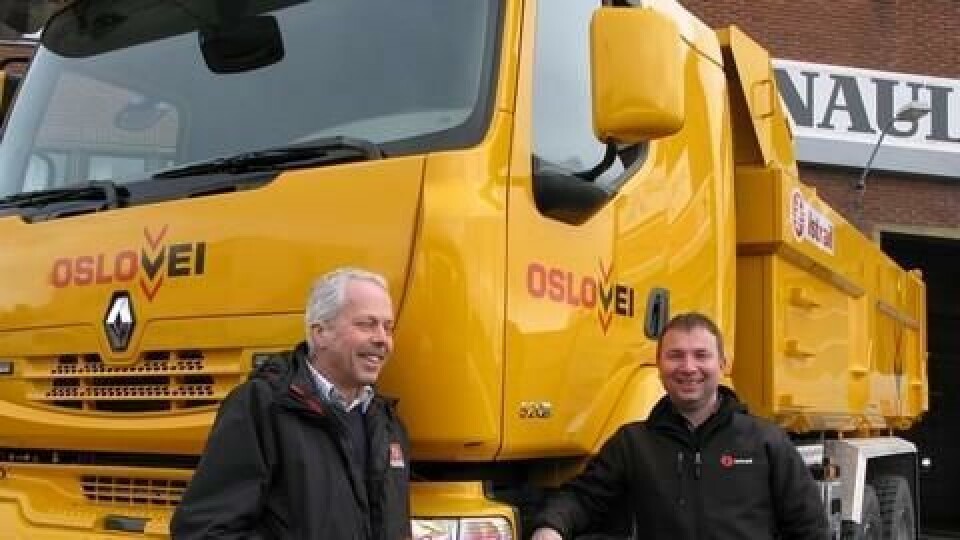 Renault Trucks Trond Willersrud (t.v.) og Istrails Ingve Raad ved overleveringen av nye Kerax 17. mars.