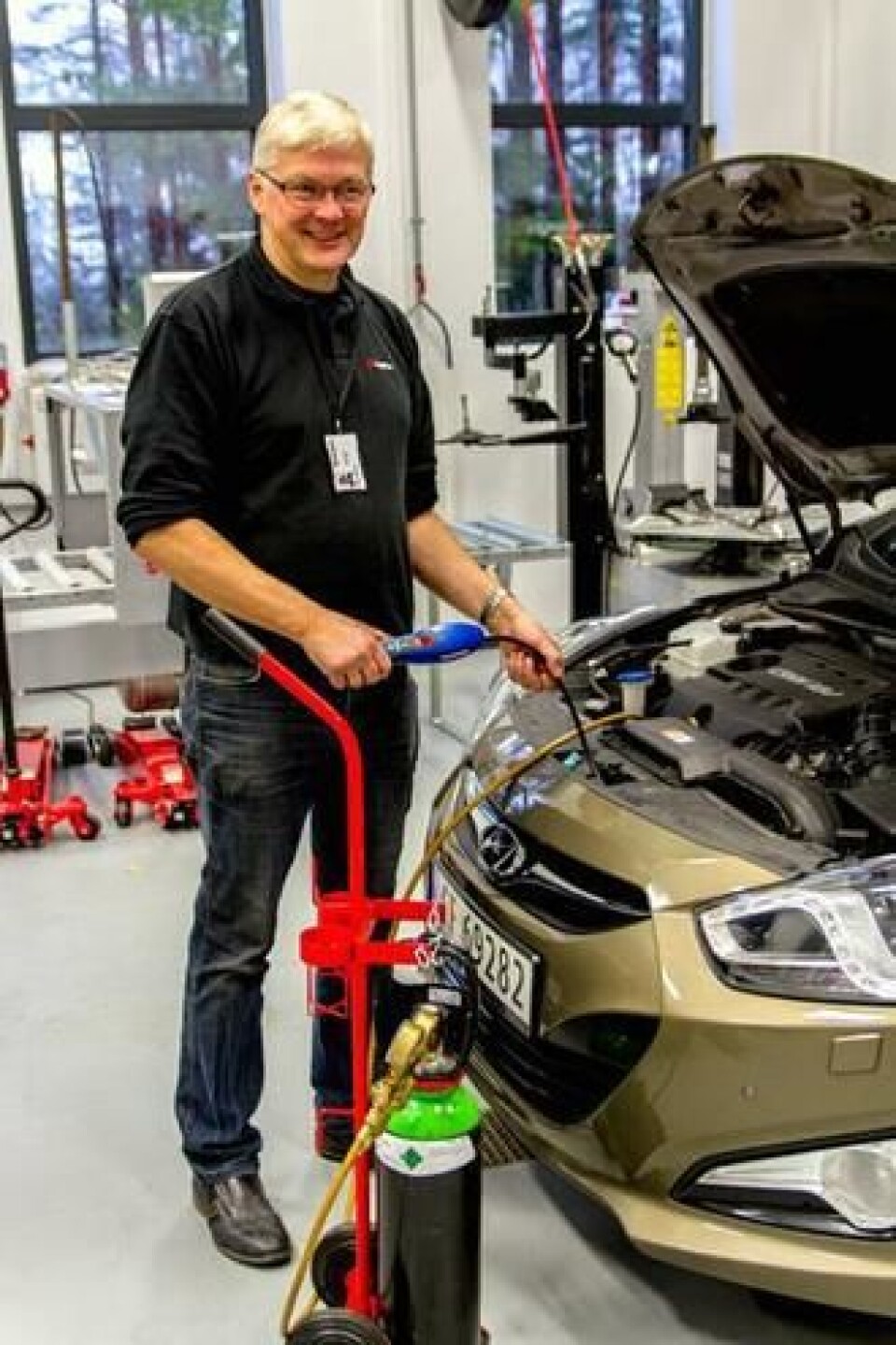 Produktsjef Helge Sundby med detektoren som umiddelbart oppdager hydrogenmolekyler som kommer ut gjennom lekkasjer i klimaanlegg.