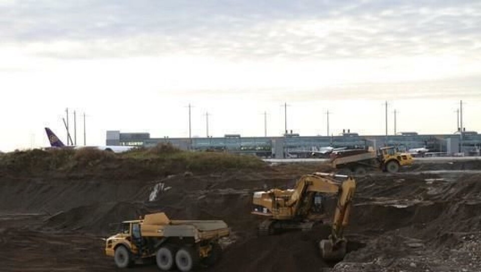 305.000 m2 taksebane skal anlegges, med full stedlig massebalanse. De tre nye Volvo A40F FS dumperne har med andre ord lite stillstand.