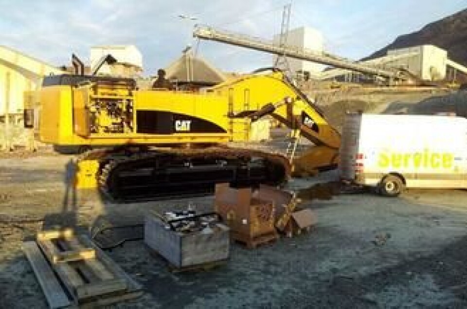 Cat-en klargjøres på kaianlegget til Norsk Stein i Jelsa