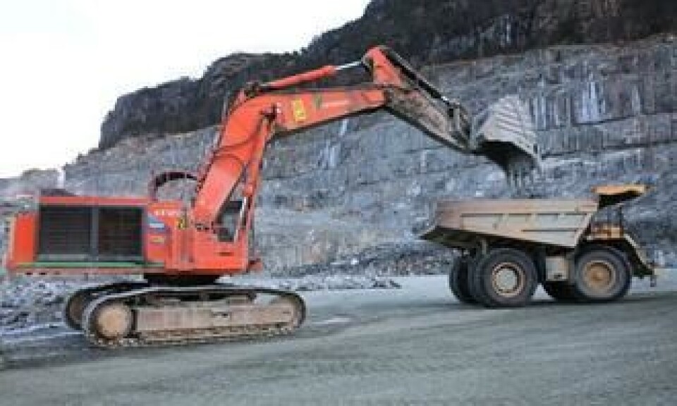 Hitachi EX1200 som skal bort fra bruddet i Jelsa. Cat 390D-en skal ta over