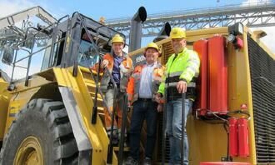 Fra venstre: Maskinfører Geir Gunvaldsjord Jonskås, avdelingsleder ferdigvare Vidar Breistein og maskinintruktør Egil Braathen fra Pon Equipment.