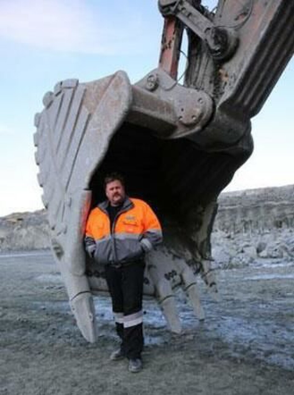 Maskinfører Arne Marvin Landsverk fra Haukeli trives med å føre sin Hitachi EX1200. Den nye graveren er mindre, men de sier den skal være effektiv, sier han til AT.no. Han synes større er bedre. Før EX1200 satt han ved spakene i en EX1800 i bruddet, før denne ble byttet ut med nevnte EX1200.