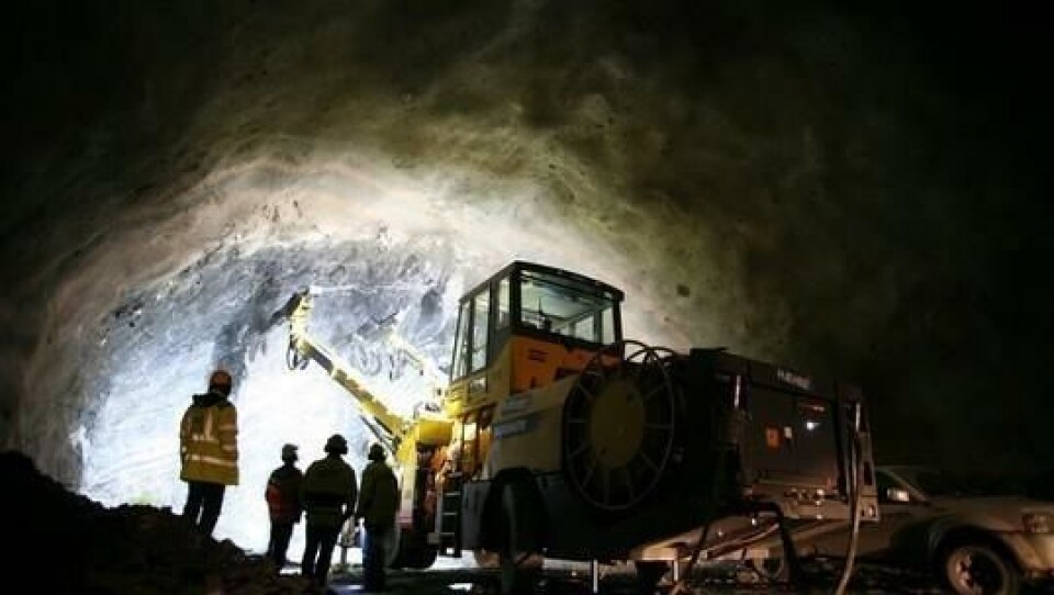 Den nye Atlas Copco Boomer XE3 C30-underjordsriggen i full drift i Rallerudtunnelen i Buskerud. I taket ser man hvor langt det er sprøytet på betong. Hæhre regner med å bruke ca. 17.500 m3 sprøytebetong – levert av lokale Holtet Pukk og Betong.