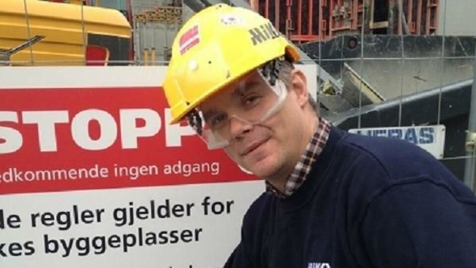 Prosjektleder Nils H. Parborg i Miko Plast med den nye anleggshjelmen med briller som også beskytter øynene fra siden.