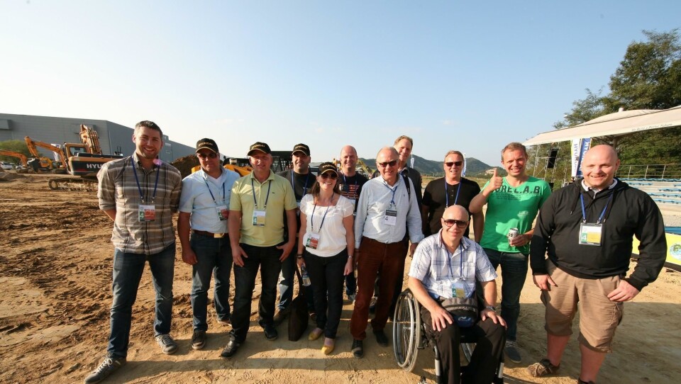 Den norske delegasjonen, her fra demofeltet i Eumseong: Fra venstre: Kenneth Aune (Hymax), Marius Jacobsen (Avitec), Thor Jørgen Bruserud (Bruserud as), Hilmar Zehe (Avitec), Julianne Olsen (Avitec), Hans Johan Halvorsen (Skandinavisk Oljesikkerhet), Knut Tangen (Hymax), Herbert Nevjen (Herbert Nevjen), Harald Even Fosse (Fosse Maskin og Transport AS, sittende foran), Stig Hågensen (Hymax, rett bak Fosse), Frode Fosse (Fosse Maskin og Transport AS) og John Åge Haug (Pilot Utleie).