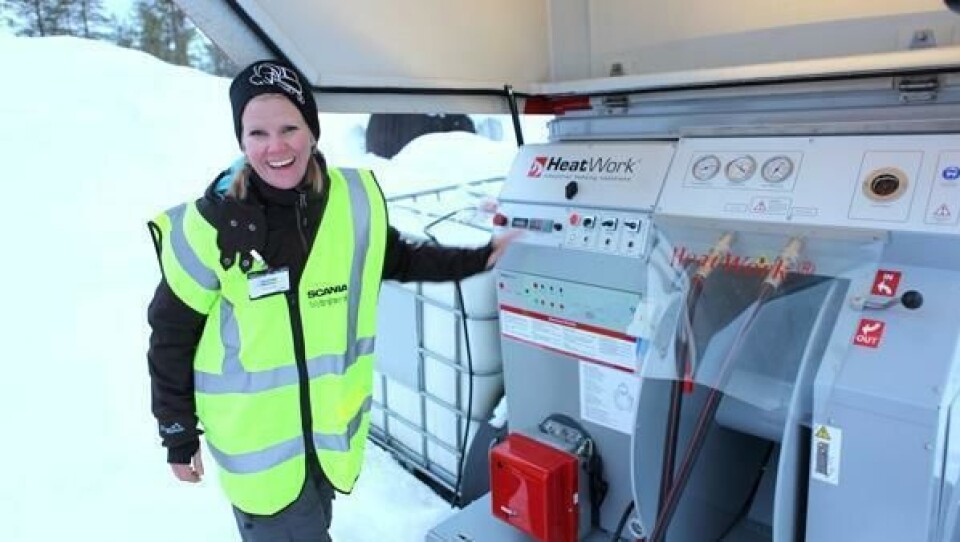 Markedsansvarlig Jannike Hansen i Nasta ved kontrollpanelet på Heatwork HW MY35.