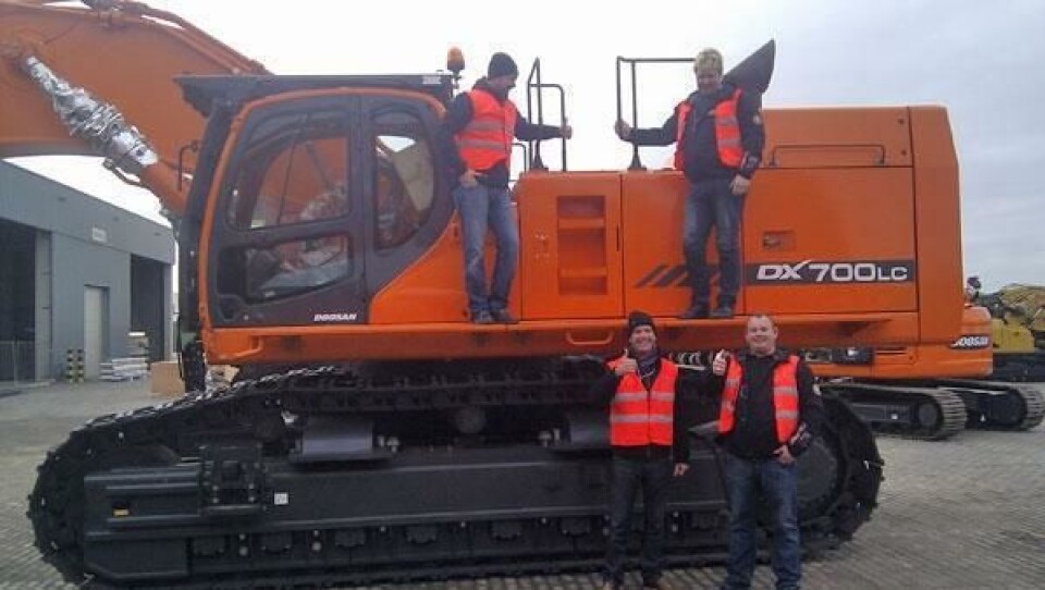 Fra prøvekjøringen av 70-tonneren ved Doosan-anlegget i Belgia. Nederst til høyre maskinentreprenør Stein Runar Finsveen og Philip Milio, Doosan Europa, på maskinen selger Magne Reiersrud (t.v.), Rosendal Maskin og maskinfører Johnny Lindalen, Finsveen Maskin AS.