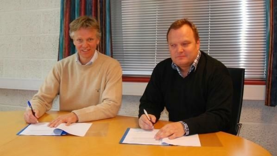 Adm. direktør Hans Ellingsen, Norsecraft AS (t.v) og Petter Granaas, Geodesie Gruppen AS, ved signering av kjøpskontrakten.