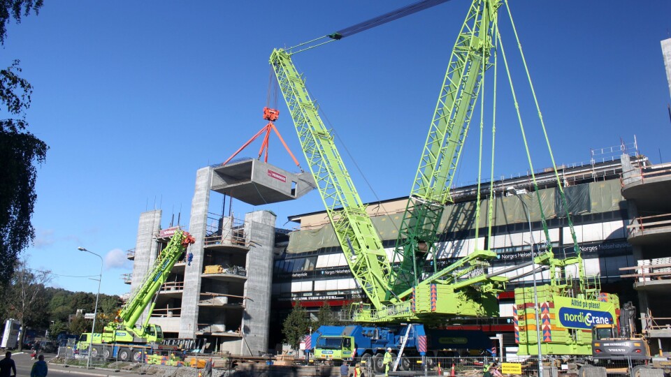 Etter jobben på Ullevaal skulle Liebherr-kranen videre til vindmølleoppdrag i svenske Motala. – Vi har to slike kraner, og de er stort sett i arbeid hele tiden, forteller daglig leder i Nordic Crane, Erik Kynningsrud. De to løftene måtte gjøres lørdag kveld og søndag fordi det ikke var mulig å gjennomføre dem i åpningstidene til butikkene ved Ullevaal Stadion.