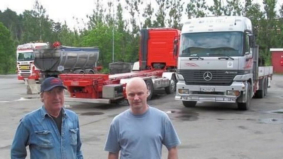 Far og sønn Erik og Steinar Nord foran lastebilchassiser som er klare for kranmontering.