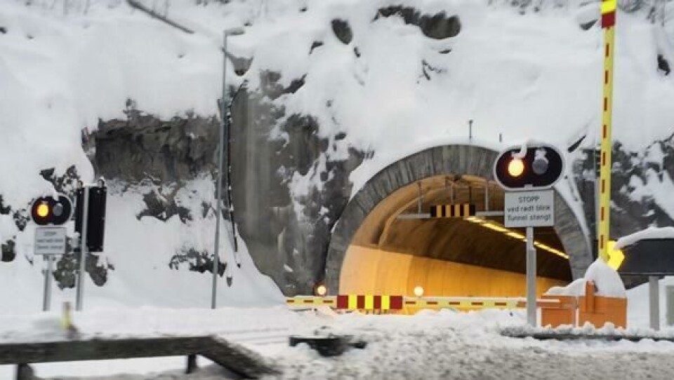 Sperringene er nå borte og trafikken kan igjen gå gjennom Nes tunnelen i Hole kommune.