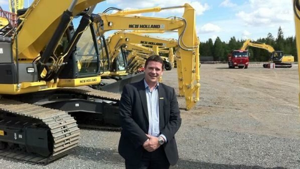 Direktør for A-K anleggsmaskiner, Henrik Schiller, foran et utvalg av de om lag 30 New Holland-maskinene som ble vist på utstillingen.